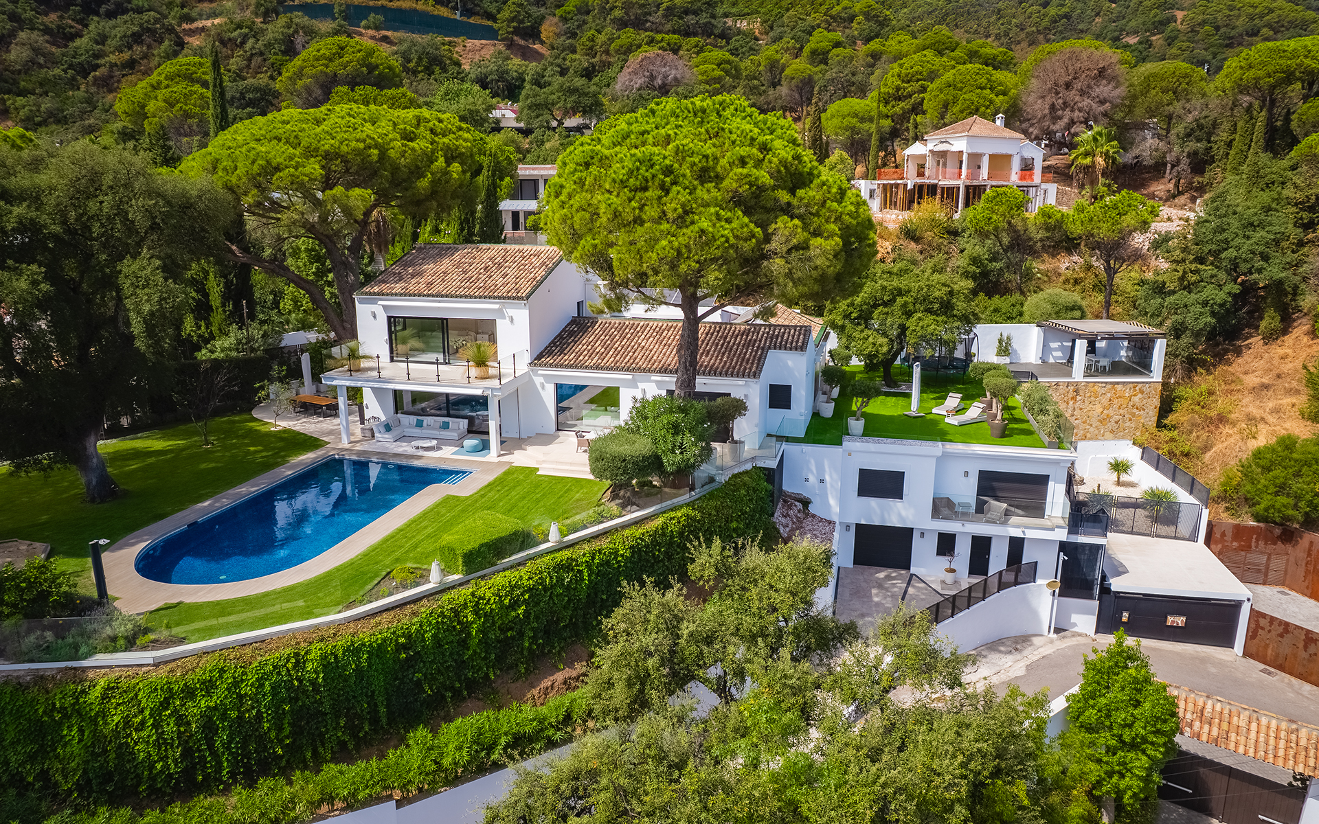 ELEGANTE VILLA TOTALMENTE REFORMADA CON CASA DE INVITADOS Y VISTAS PANORÁMICAS EN EL MADROÑAL - MALAGA