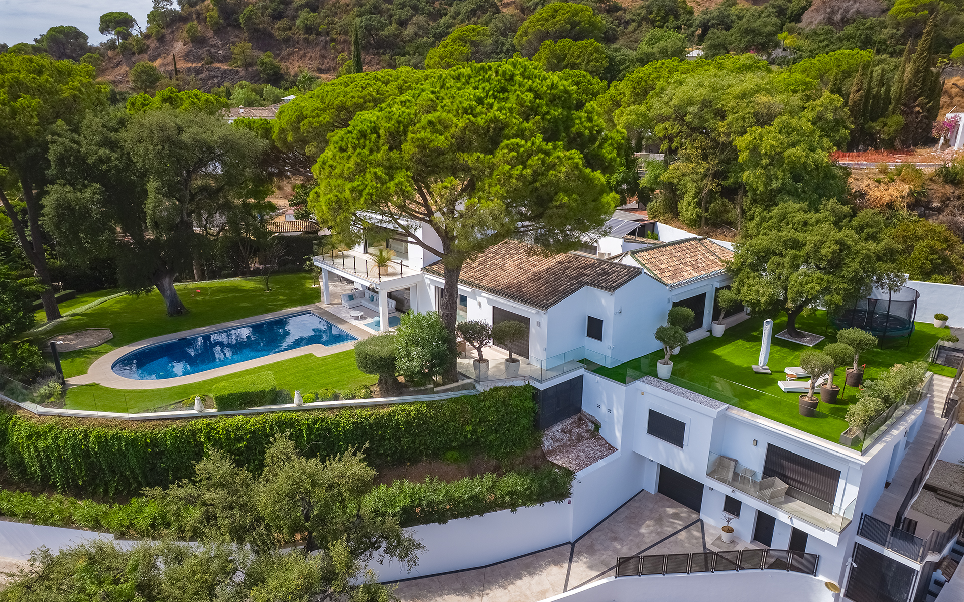 ELEGANTE VILLA TOTALMENTE REFORMADA CON CASA DE INVITADOS Y VISTAS PANORÁMICAS EN EL MADROÑAL - MALAGA — imagen 2