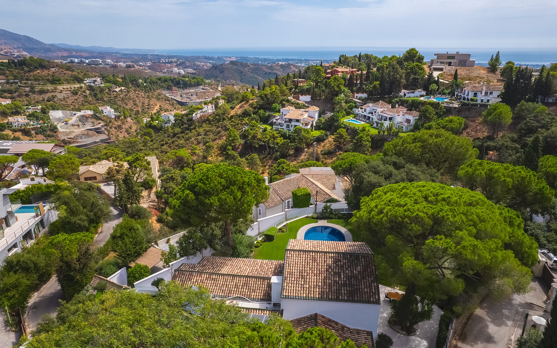 ELEGANTE VILLA TOTALMENTE REFORMADA CON CASA DE INVITADOS Y VISTAS PANORÁMICAS EN EL MADROÑAL - MALAGA — imagen 3