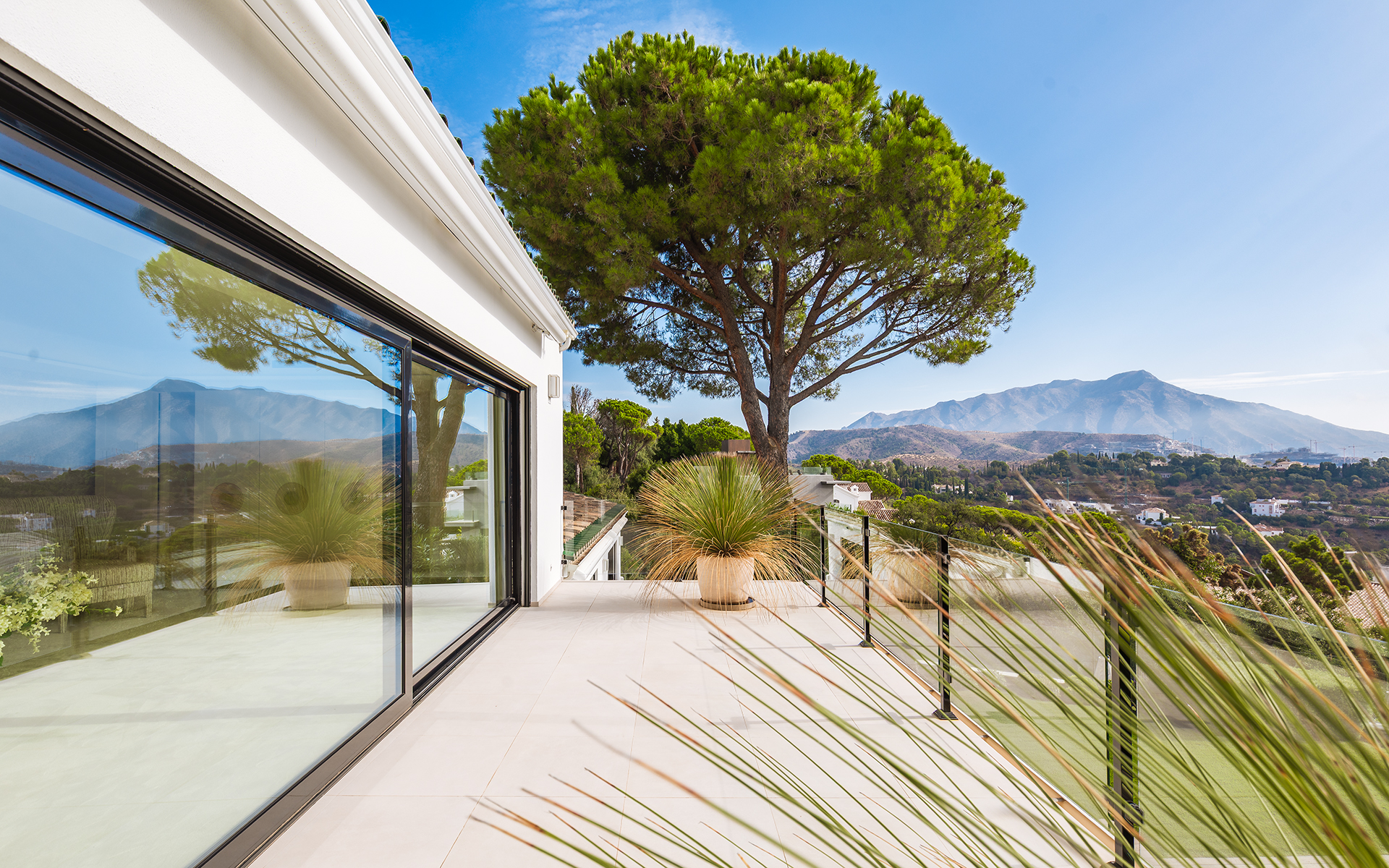ELEGANTE VILLA TOTALMENTE REFORMADA CON CASA DE INVITADOS Y VISTAS PANORÁMICAS EN EL MADROÑAL - MALAGA — imagen 9