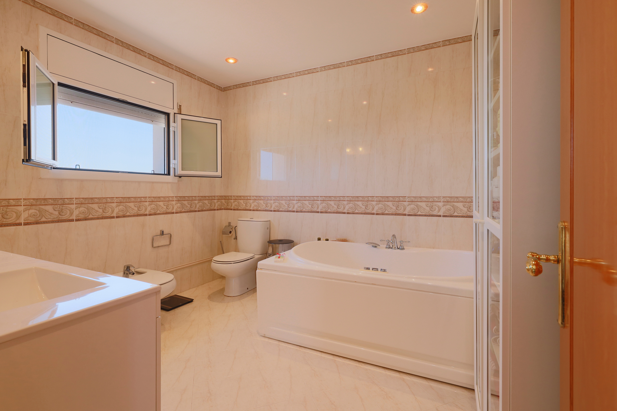 Villa Exclusiva con Vistas Panorámicas en Tarragona — imagen 19