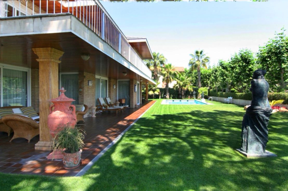 Exclusiva Villa de Estilo Inglés con Piscina Privada y Vistas al Mar - Barcelona — imagen 49