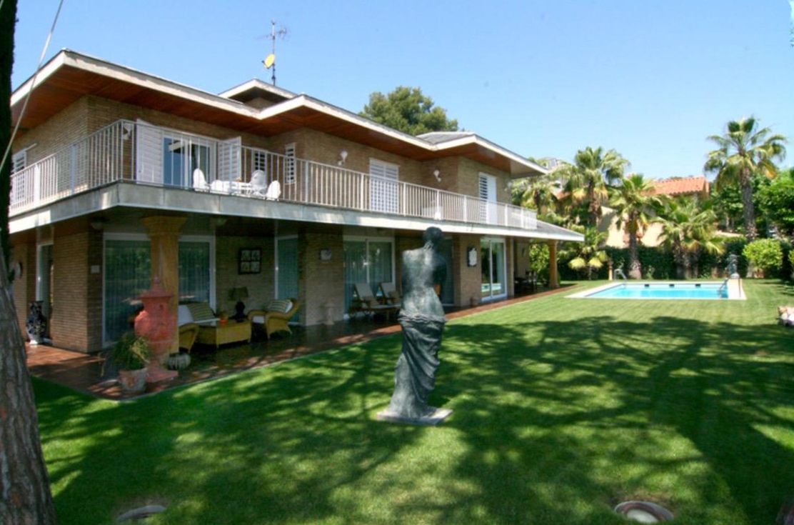 Exclusiva Villa de Estilo Inglés con Piscina Privada y Vistas al Mar - Barcelona — imagen 51