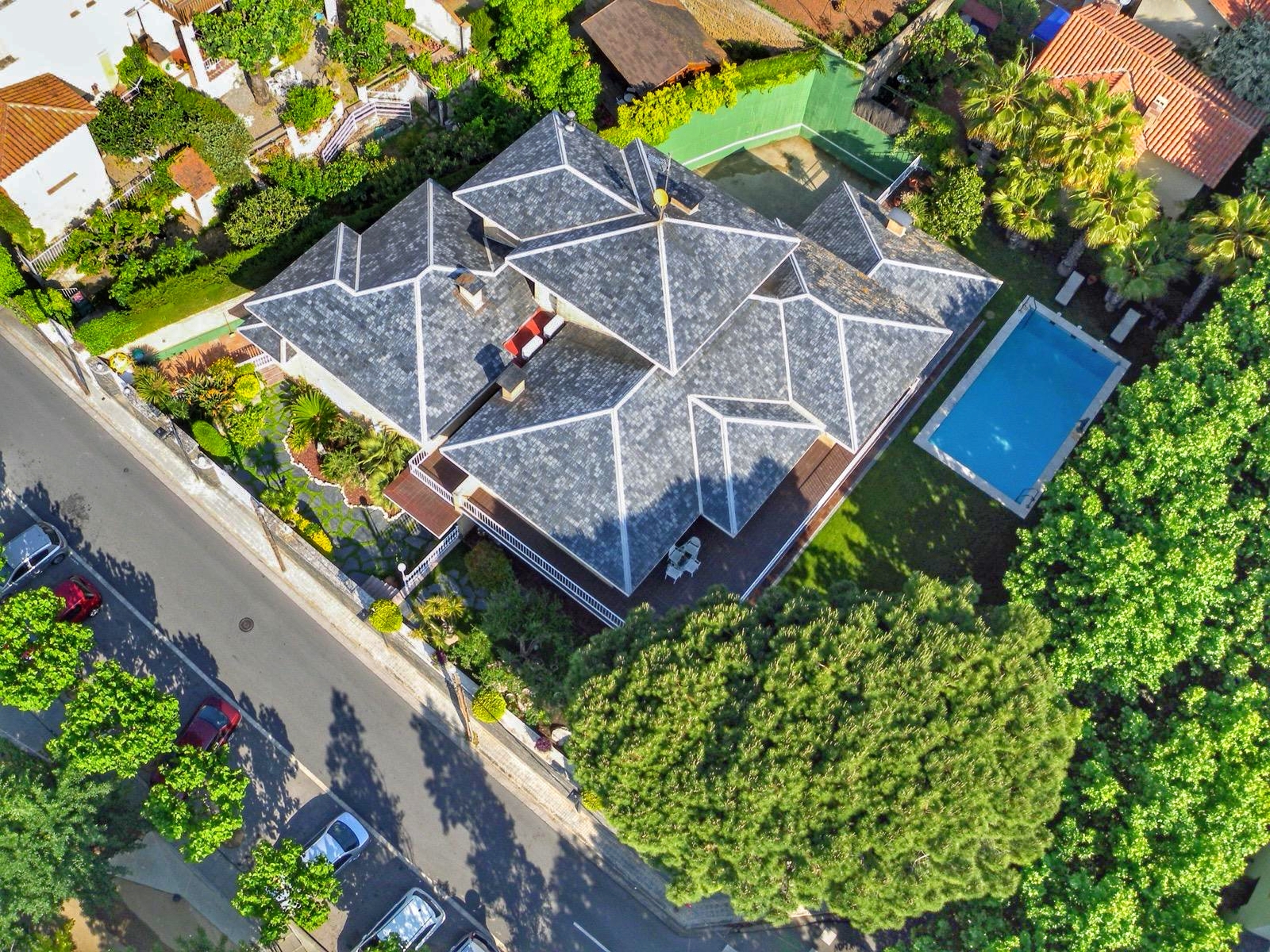 Exclusiva Villa de Estilo Inglés con Piscina Privada y Vistas al Mar - Barcelona — imagen 52