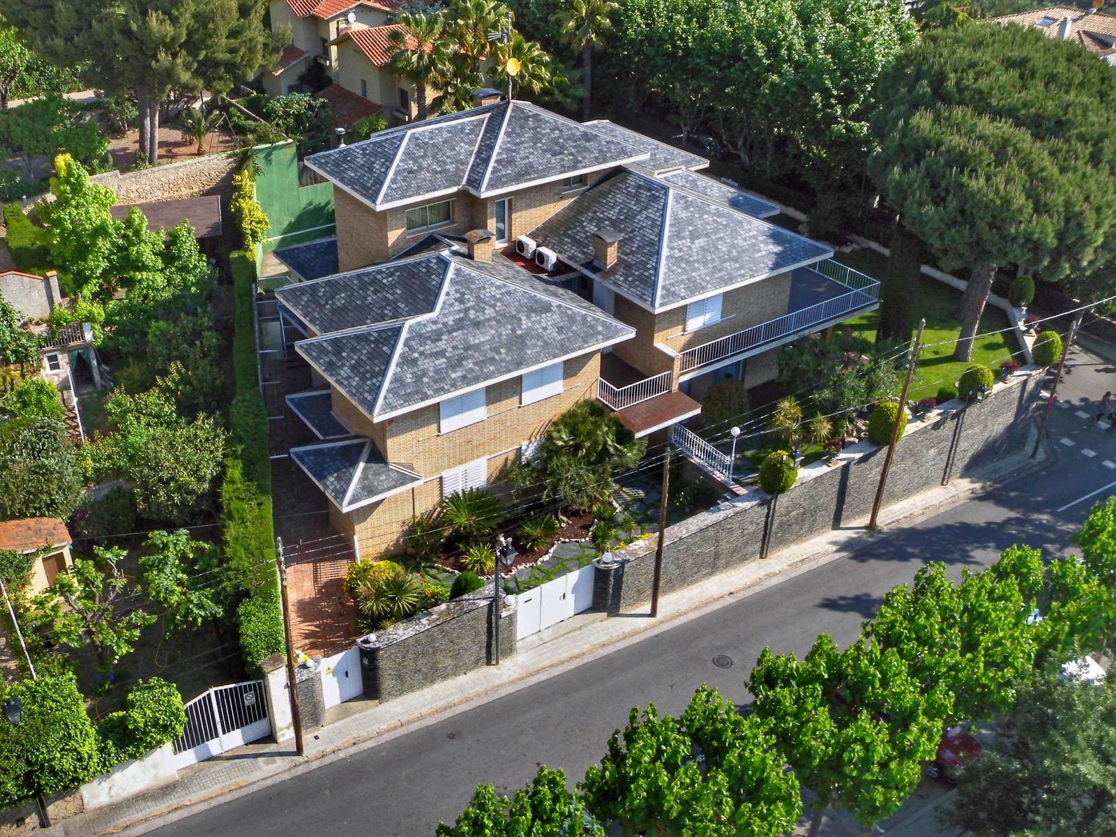 Exclusiva Villa de Estilo Inglés con Piscina Privada y Vistas al Mar - Barcelona — imagen 53