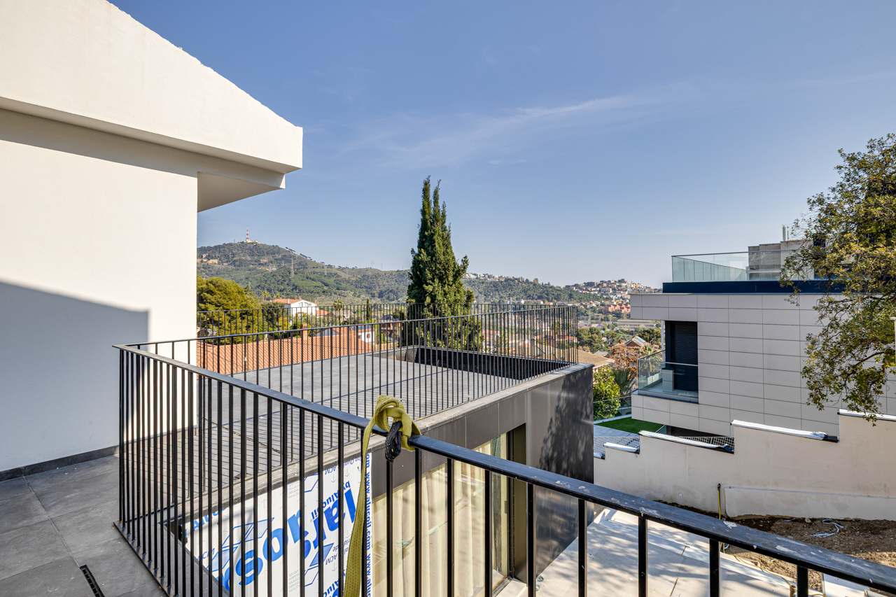 Villa de Vanguardia en Sant Just Desvern: Tecnología, Privacidad y Diseño — imagen 36