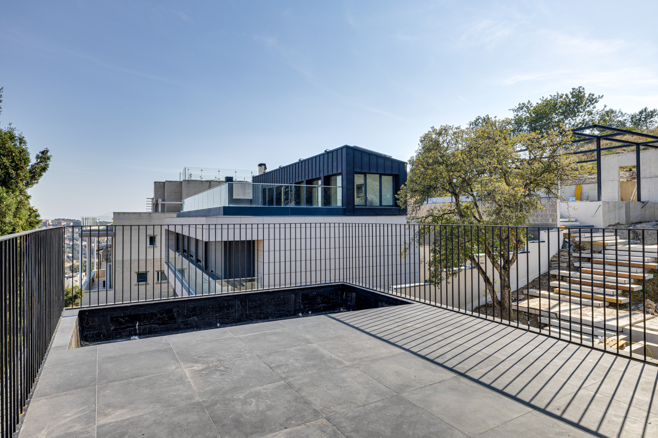 Villa de Vanguardia en Sant Just Desvern: Tecnología, Privacidad y Diseño — imagen 40