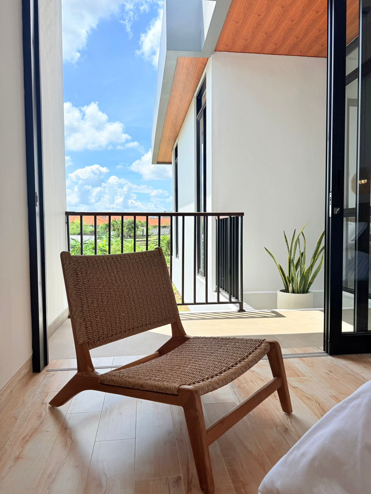Villa moderna de 3 dormitorios a estrenar con vistas a los arrozales – Canggu, Bali — imagen 3