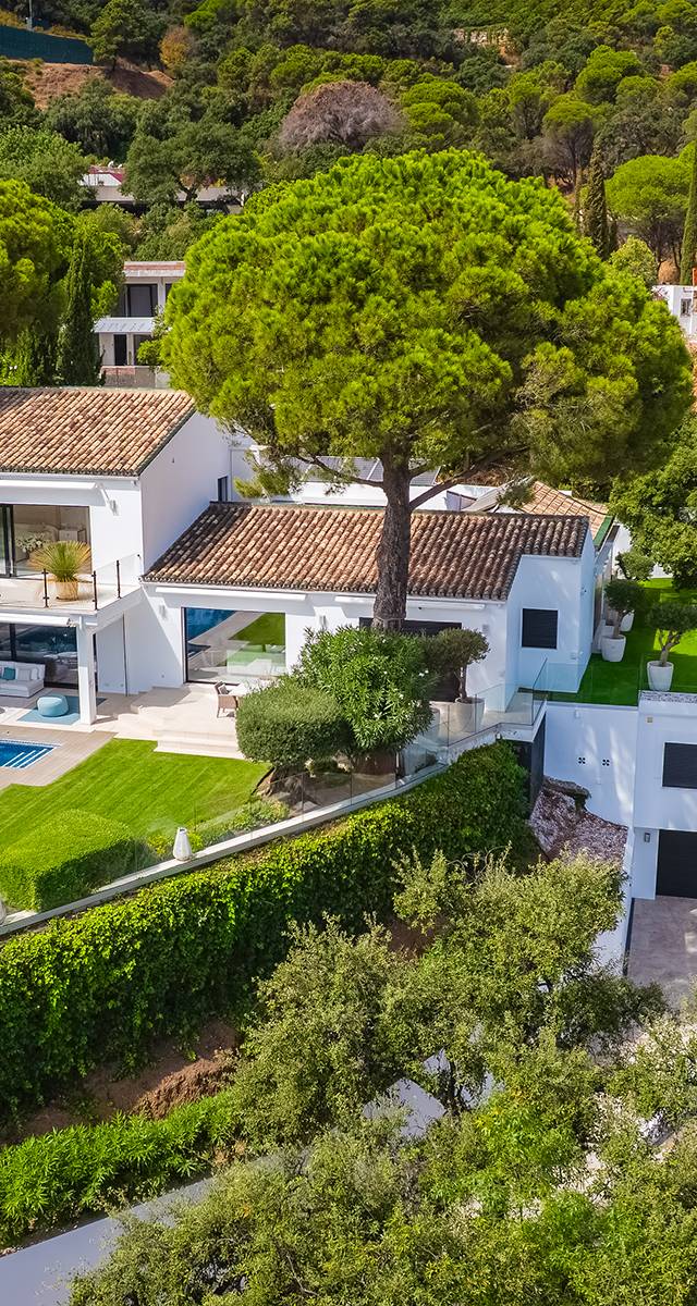 ELEGANTE VILLA TOTALMENTE REFORMADA CON CASA DE INVITADOS Y VISTAS PANORÁMICAS EN EL MADROÑAL - MALAGA