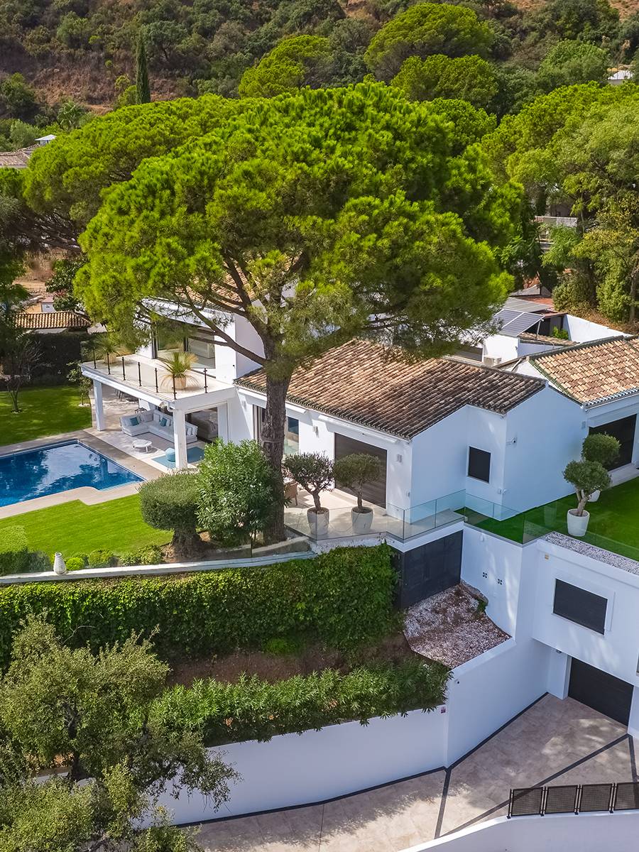 ELEGANTE VILLA TOTALMENTE REFORMADA CON CASA DE INVITADOS Y VISTAS PANORÁMICAS EN EL MADROÑAL - MALAGA — imagen 2