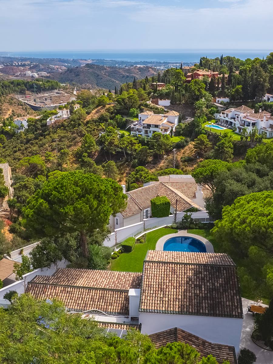 ELEGANTE VILLA TOTALMENTE REFORMADA CON CASA DE INVITADOS Y VISTAS PANORÁMICAS EN EL MADROÑAL - MALAGA — imagen 3