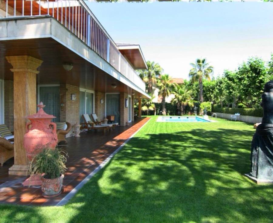 Exclusiva Villa de Estilo Inglés con Piscina Privada y Vistas al Mar - Barcelona — imagen 49